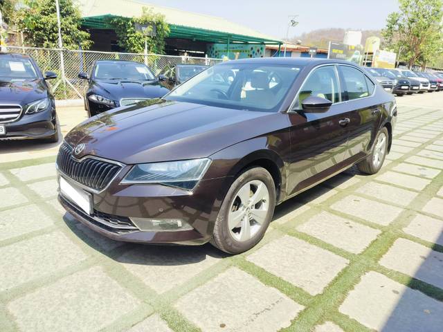 https://images10.gaadi.com/usedcar_image/4386476/original/processed_60c10f96111e58f5e54d6f3ec2f510e1.jpg?imwidth=6402