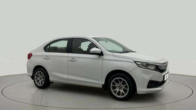 https://images10.gaadi.com/usedcar_image/4386691/original/05735a925ea21229027add8c33475dff.jpg?imwidth=6400