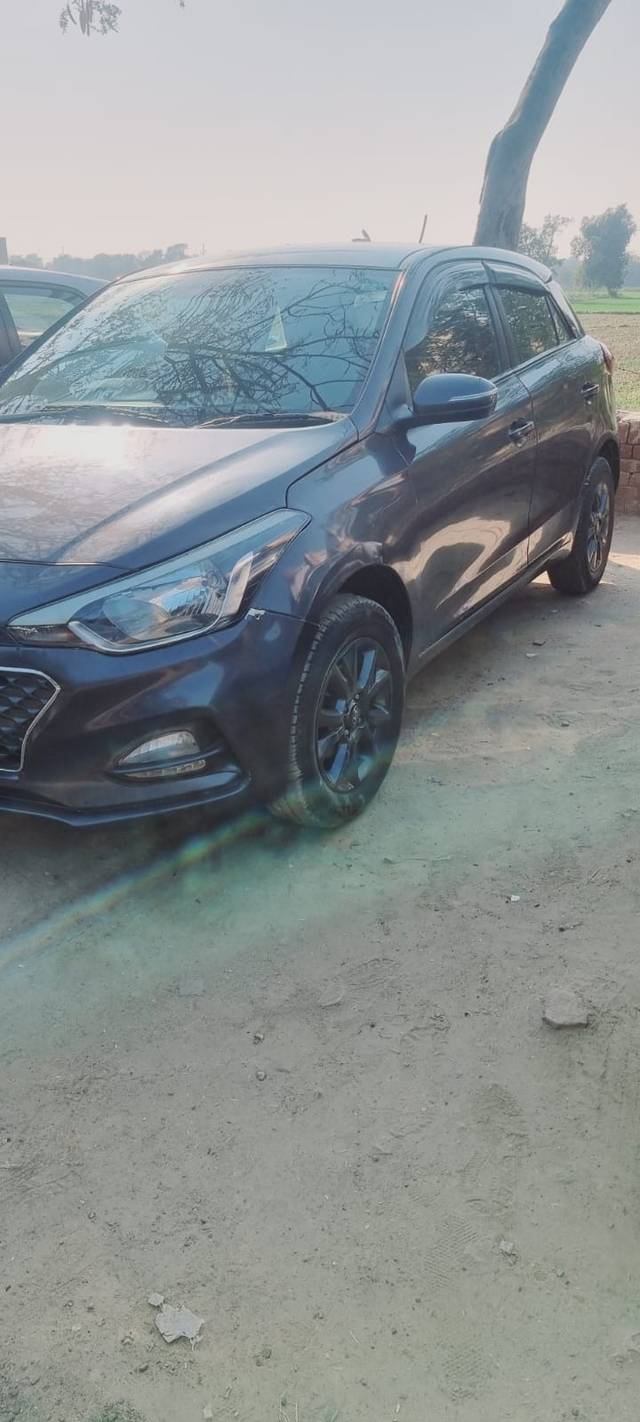 https://images10.gaadi.com/usedcar_image/4386700/original/63bf0ffa231d319b42f9bb6426e9c885.jpg?imwidth=6402