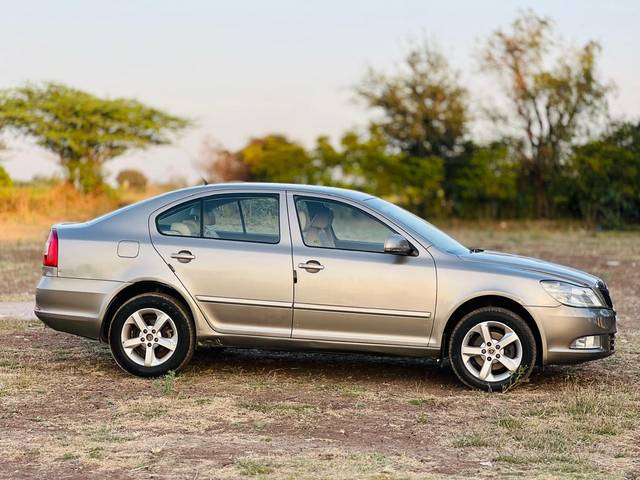 https://images10.gaadi.com/usedcar_image/4386772/original/6872ec7cf56f8a1a9f2dc832ccd0aff8.jpg?imwidth=6401