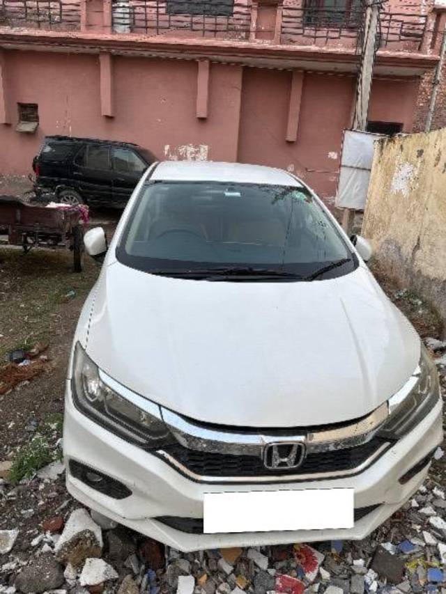 https://images10.gaadi.com/usedcar_image/4386858/original/processed_afecbd6e-5919-456f-9657-e054f8223f67.jpg?imwidth=6400