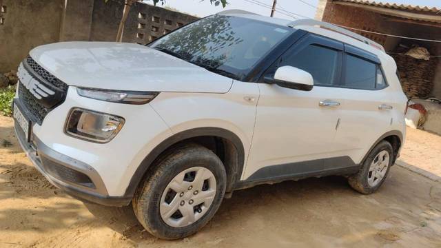 https://images10.gaadi.com/usedcar_image/4386950/original/9bb6ab22ed1a2aee9817480ebc050dd4.jpg?imwidth=6402