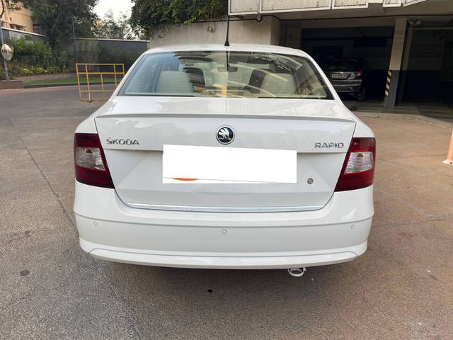 https://images10.gaadi.com/usedcar_image/4387452/original/processed_307b809eaf8d84623968c3acbd541702.jpeg?imwidth=6402