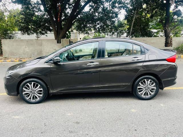 https://images10.gaadi.com/usedcar_image/4387721/original/processed_3b713fd3a026cdec52dbdf202ce3015a.jpg?imwidth=6402