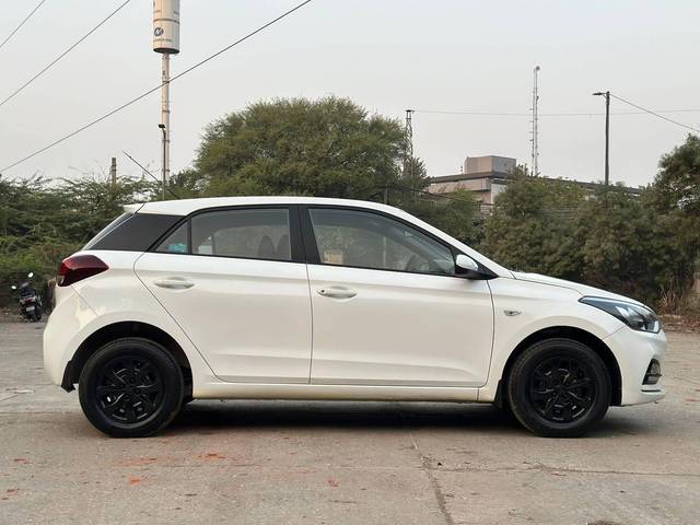 https://images10.gaadi.com/usedcar_image/4387919/original/processed_584ac96c90cd68c2f39cfe02eb63d0b9.jpg?imwidth=6401