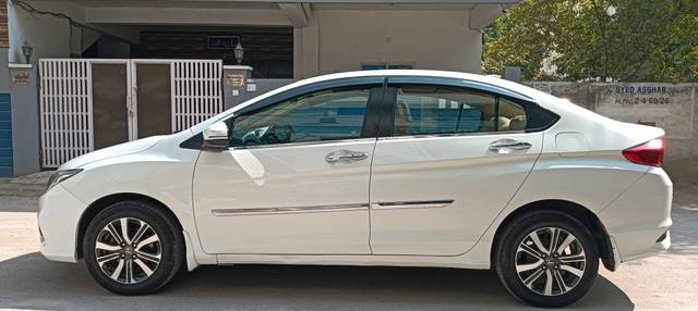 https://images10.gaadi.com/usedcar_image/4388042/original/processed_49f8bd17b93b21d069f53579e6631018.jpg?imwidth=6402
