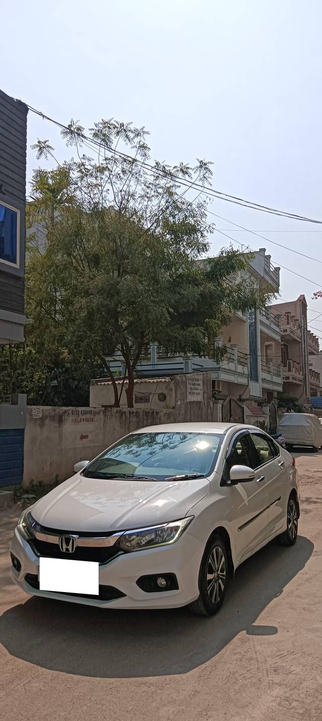 https://images10.gaadi.com/usedcar_image/4388042/original/processed_961d74aabb80e69149fec0cc59167311.jpg?imwidth=6400