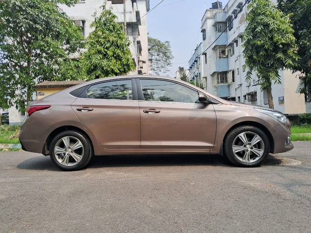 https://images10.gaadi.com/usedcar_image/4388532/original/a0c1c560ef4bb7a0519597f8cc6bd862.jpg?imwidth=6401