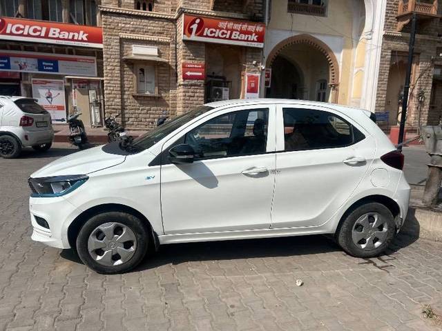 https://images10.gaadi.com/usedcar_image/4388546/original/27695422baab0eaf17fed543d3897981.jpeg?imwidth=6401