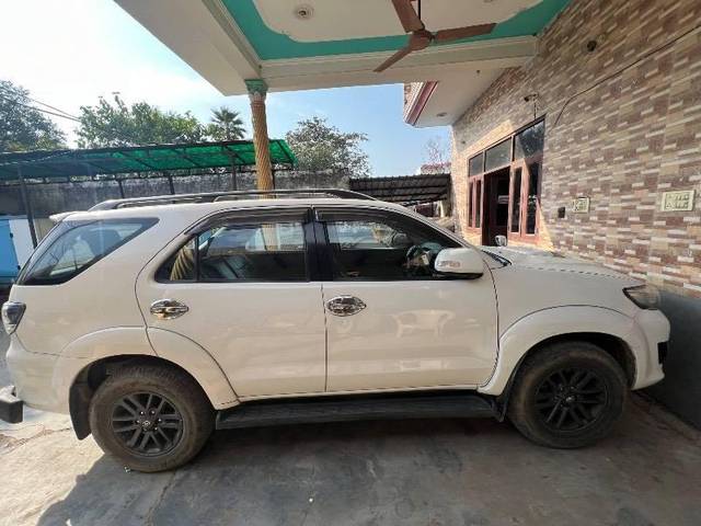 https://images10.gaadi.com/usedcar_image/4388627/original/processed_38e33ac0-2210-4b95-bd13-79d89e628ae3.jpeg?imwidth=6401