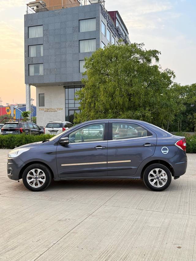 https://images10.gaadi.com/usedcar_image/4388708/original/processed_5ca3b28677431248e30e305a94724e49.jpg?imwidth=6402