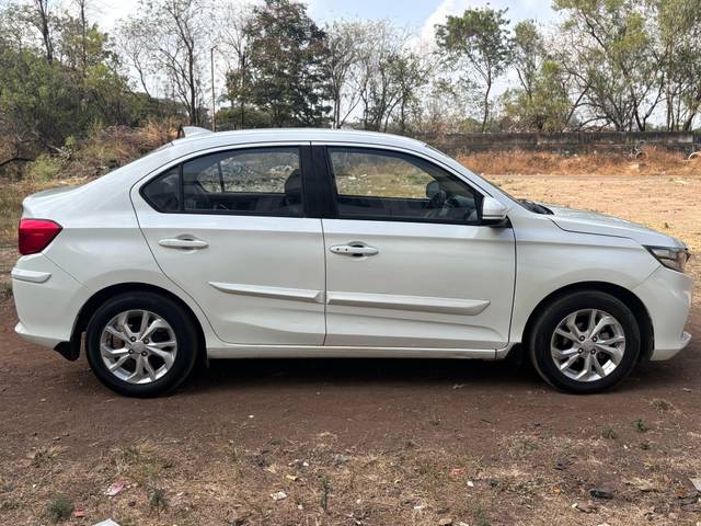 https://images10.gaadi.com/usedcar_image/4388789/original/93a2814cd62d8afb17c49e80e0b53eec.jpg?imwidth=6401