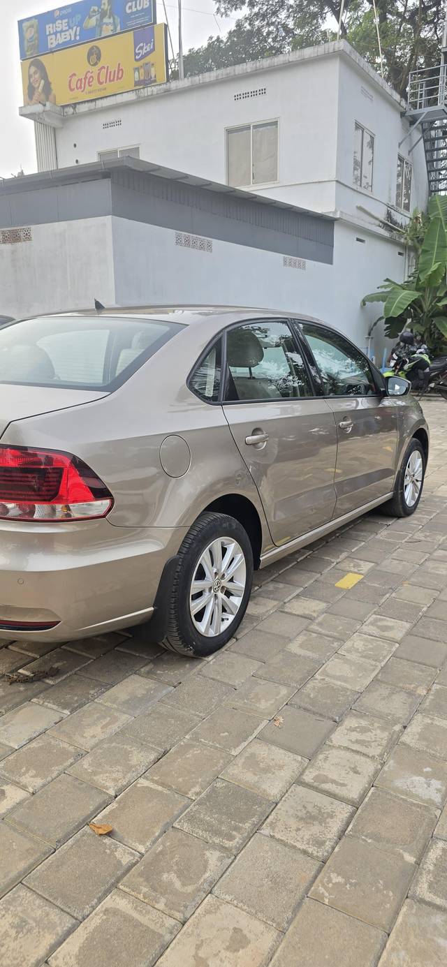 https://images10.gaadi.com/usedcar_image/4388958/original/processed_6b35343b993aa7642559e8cd2622260a.jpg?imwidth=6402