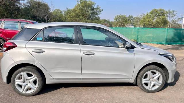 https://images10.gaadi.com/usedcar_image/4389106/original/a30ff9f2f77975b17b6b6fc5f192a6c9.jpeg?imwidth=6402