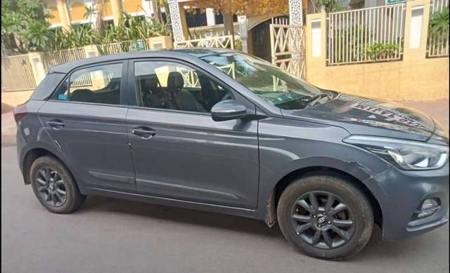 https://images10.gaadi.com/usedcar_image/4389114/original/00ce23600c9e61a66f359d5918c7f509.jpg?imwidth=6402