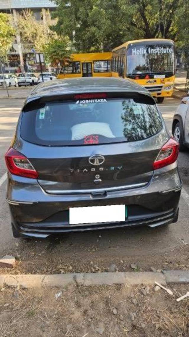 https://images10.gaadi.com/usedcar_image/4389159/original/processed_42e32a31-bcb4-478f-bc63-a8200f24953c.jpeg?imwidth=6401