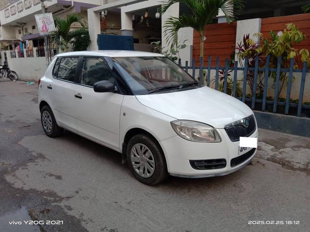 https://images10.gaadi.com/usedcar_image/4389292/original/processed_e5775966156e3cf6d699e550d434dcd7.jpg?imwidth=6400