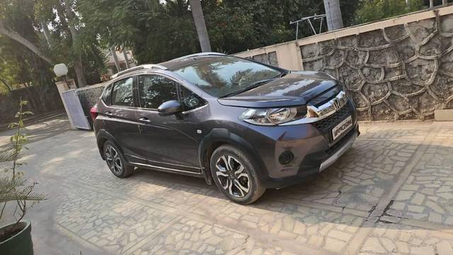 https://images10.gaadi.com/usedcar_image/4389314/original/processed_processed_b49b6748-b796-470e-9583-e4cf0378b133.jpg?imwidth=6400