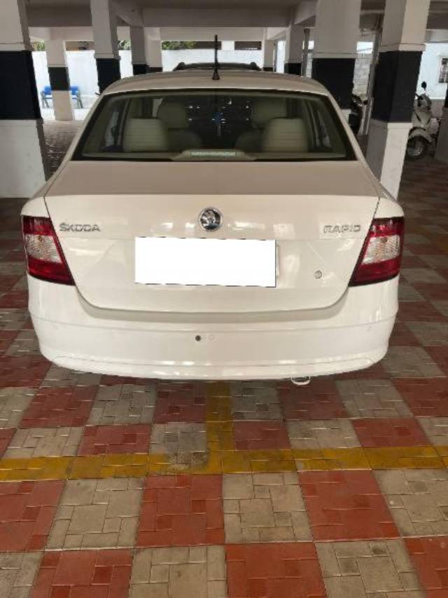 https://images10.gaadi.com/usedcar_image/4389543/original/processed_b057c6fd-c8f4-401e-9fd4-7f580e8d009f.jpg?imwidth=6401