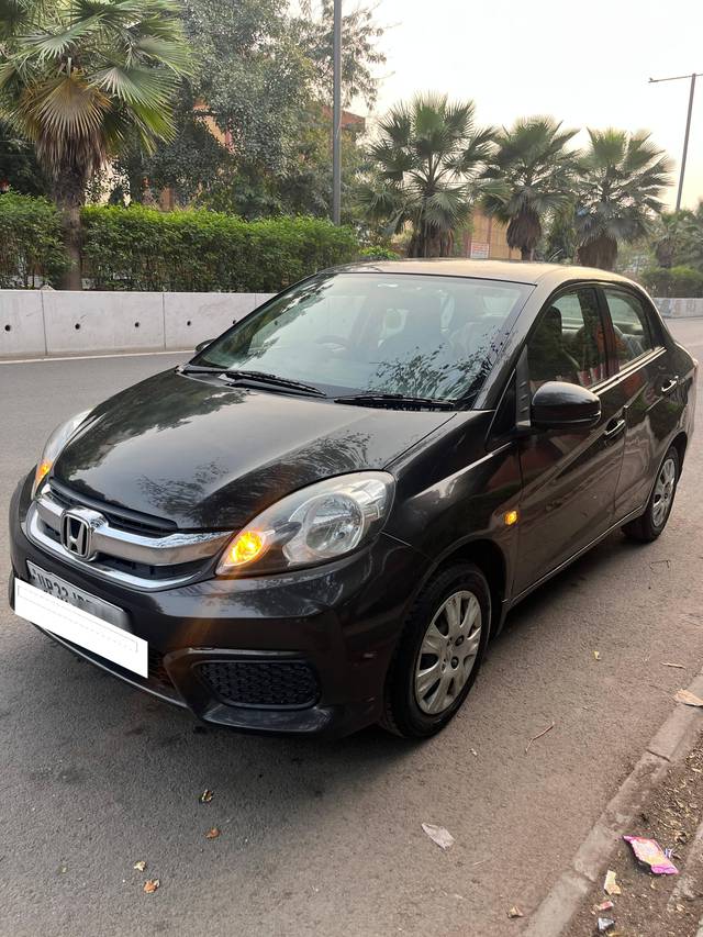 https://images10.gaadi.com/usedcar_image/4390035/original/processed_5259ee57c4ae1688b5d41b8cc195c320.jpg?imwidth=6402