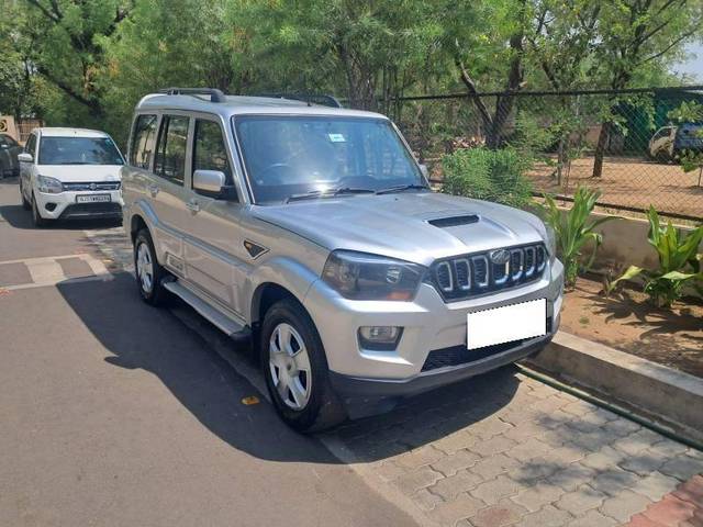 https://images10.gaadi.com/usedcar_image/4390050/original/cb721e00af15b7c39da5fb6ce664a1ca.jpg?imwidth=6401