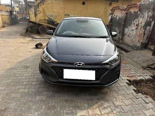 https://images10.gaadi.com/usedcar_image/4390185/original/processed_1ba2ccc8-2b38-49f2-8d24-756bdf2f2bb6.jpeg?imwidth=6402