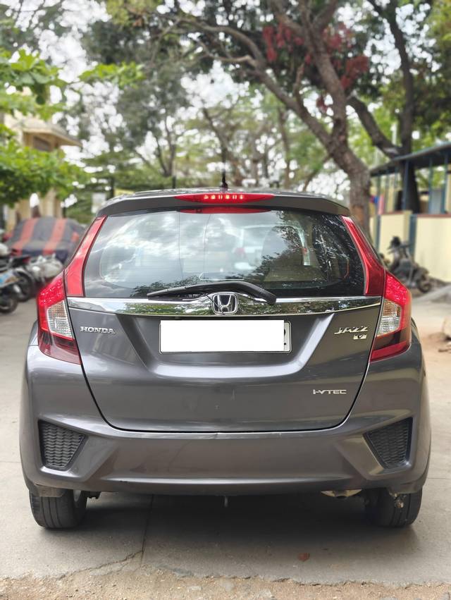 https://images10.gaadi.com/usedcar_image/4390206/original/processed_d8f59a039c68e17e3d4ce3c4e672c655.jpg?imwidth=6402
