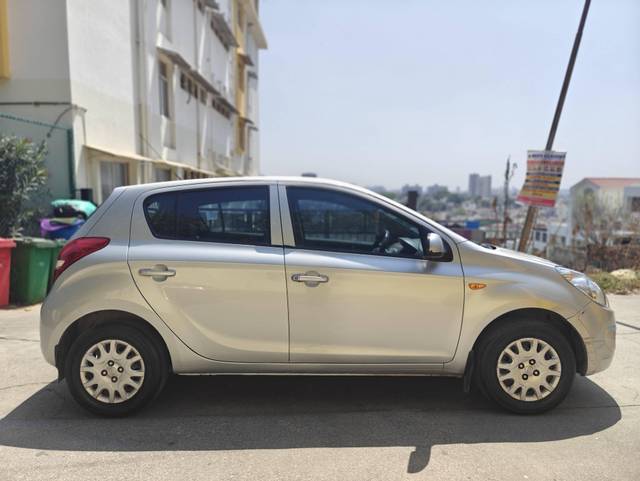 https://images10.gaadi.com/usedcar_image/4390647/original/processed_f8e60ff61830076948f280a5cd3487a2.jpg?imwidth=6401