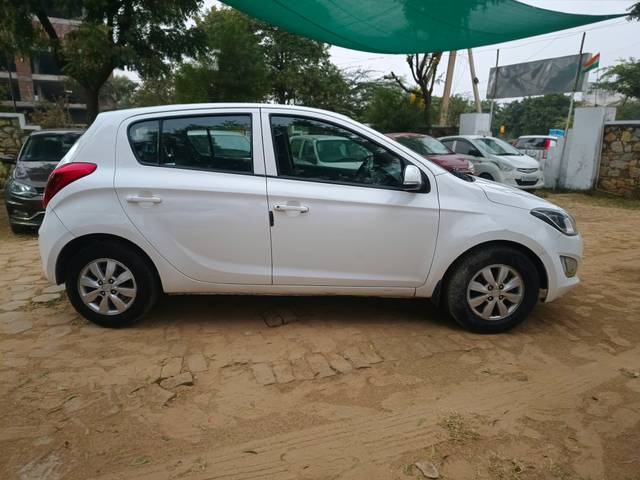 https://images10.gaadi.com/usedcar_image/4390994/original/ef0c2b0defa7c5bb7b1151992c120543.jpg?imwidth=6401