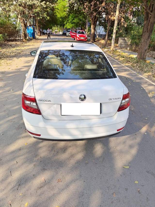 https://images10.gaadi.com/usedcar_image/4391347/original/processed_c6879cf3f5380522d208e8851b902404.jpg?imwidth=6402