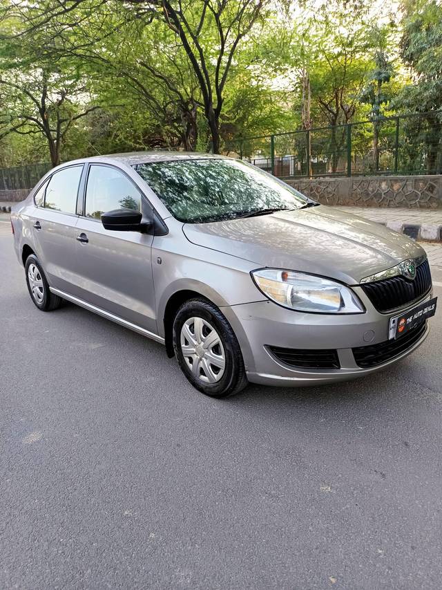 https://images10.gaadi.com/usedcar_image/4391461/original/processed_c68013a128f89088a97c223c55a26fdd.jpg?imwidth=6400