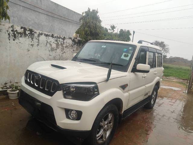 https://images10.gaadi.com/usedcar_image/4391639/original/3268df199ec809f7675f1d77d3cc96c4.jpg?imwidth=6400