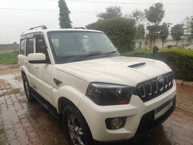 https://images10.gaadi.com/usedcar_image/4391639/original/4bbe0d77754979eb1e91490c3bfb4628.jpg?imwidth=6402