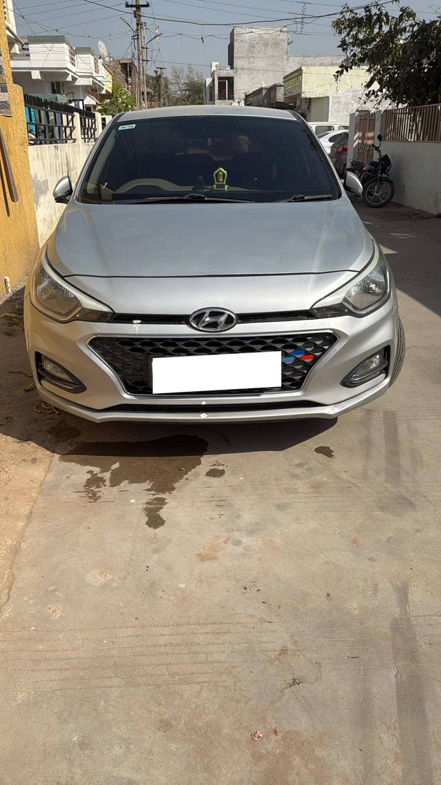 https://images10.gaadi.com/usedcar_image/4392164/original/112f2d6a23e8118867e23102a6ccdabc.jpg?imwidth=6400