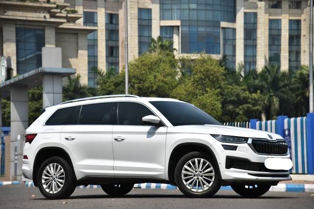 https://images10.gaadi.com/usedcar_image/4392215/original/8432223b8c4739bbc825aaeeb13bcd9a.jpg?imwidth=6402