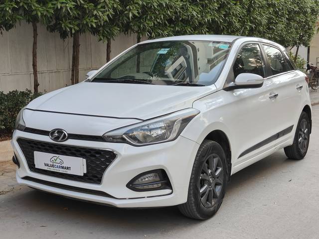 https://images10.gaadi.com/usedcar_image/4392236/original/bd9b12c04b6848343cc2bb9028390604.jpg?imwidth=6401