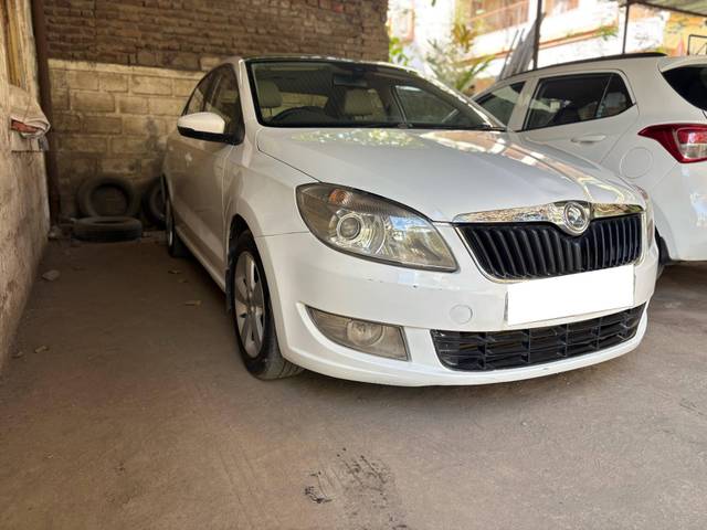 https://images10.gaadi.com/usedcar_image/4392475/original/processed_4879f53fcd644fd8f4e7aa196a79105a.jpg?imwidth=6400