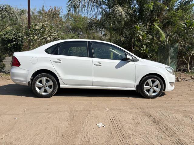 https://images10.gaadi.com/usedcar_image/4392475/original/processed_6de09b30f5d9443f5feaf29da2643e8f.jpg?imwidth=6401