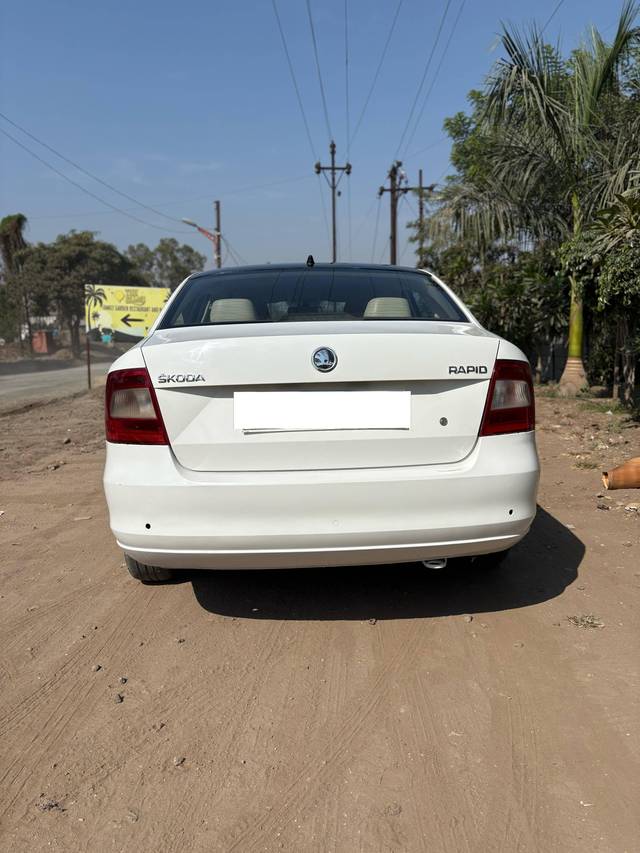 https://images10.gaadi.com/usedcar_image/4392475/original/processed_842b12cc4c2ff66f94a1e15d54d4d225.jpg?imwidth=6402