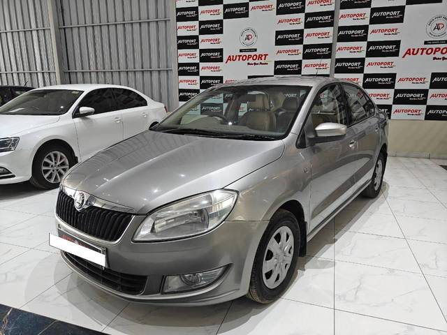 https://images10.gaadi.com/usedcar_image/4392554/original/processed_6bf92510be368f551238e6d35db7cf2e.jpg?imwidth=6402