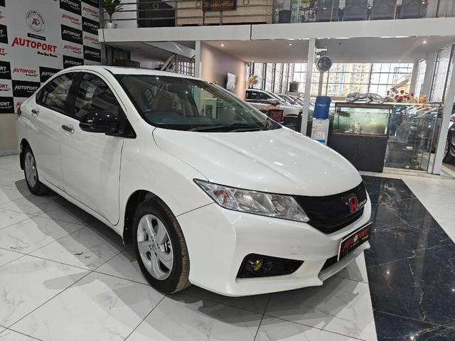 https://images10.gaadi.com/usedcar_image/4392581/original/processed_484dbcaa6be46e3a7a0a5d3e29f84126.jpg?imwidth=6400