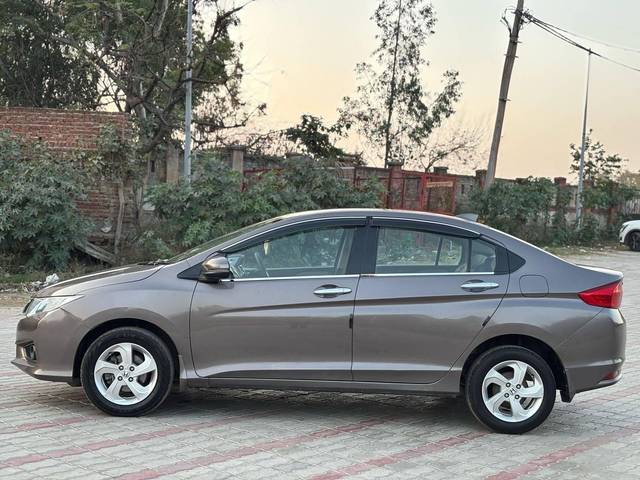 https://images10.gaadi.com/usedcar_image/4392679/original/processed_dbb678b5-ef7e-4ce5-ac84-25571557906f.jpg?imwidth=6402