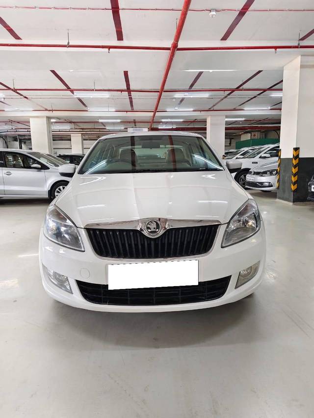 https://images10.gaadi.com/usedcar_image/4392719/original/processed_1a0a74d549b49cc89a35bcd6d01f0ad7.jpg?imwidth=6400