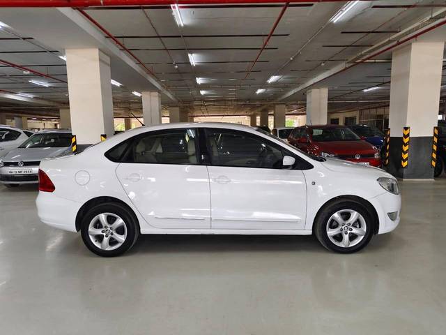 https://images10.gaadi.com/usedcar_image/4392719/original/processed_8bceb26828cb1bcd979dc63df4382eee.jpg?imwidth=6401