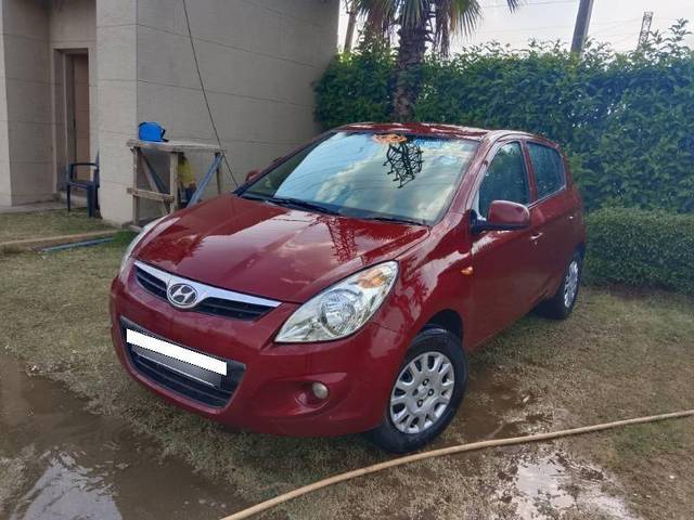 https://images10.gaadi.com/usedcar_image/4392753/original/97ffcaf544ffcb1855261dc4d2014456.jpg?imwidth=6400