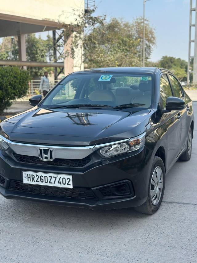 https://images10.gaadi.com/usedcar_image/4393012/original/66cc7eb4607f9b506aa87a2a6a6ea907.jpg?imwidth=6401