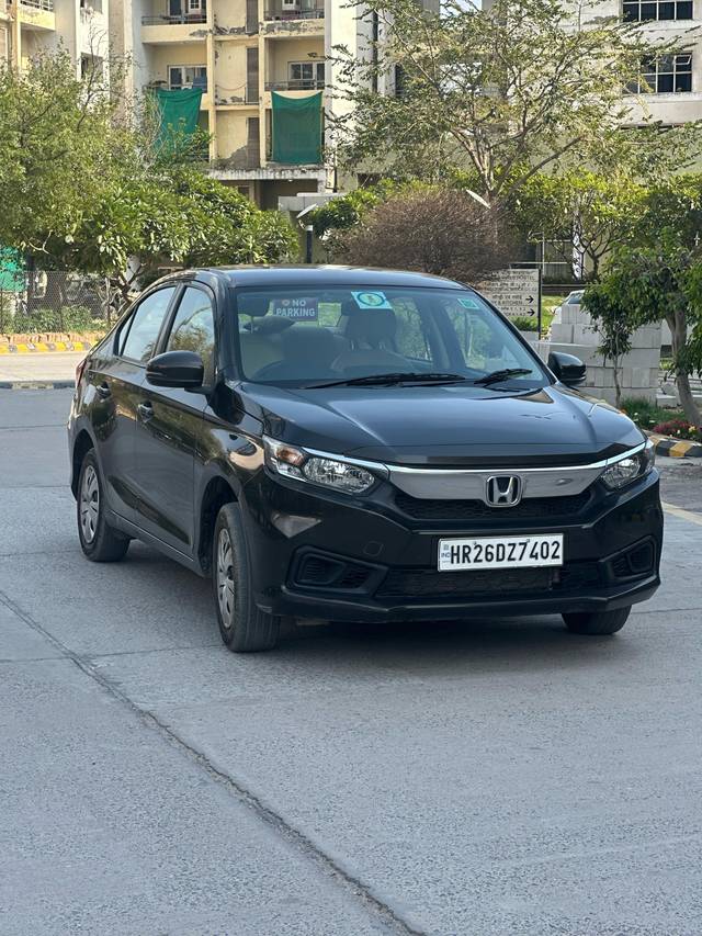 https://images10.gaadi.com/usedcar_image/4393012/original/8ced8237c4cecad7c3754122c2dcd516.jpg?imwidth=6402