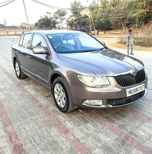 https://images10.gaadi.com/usedcar_image/4393058/original/fca829df8cf4fbad4fdc9b3aea473abd.jpg?imwidth=6401