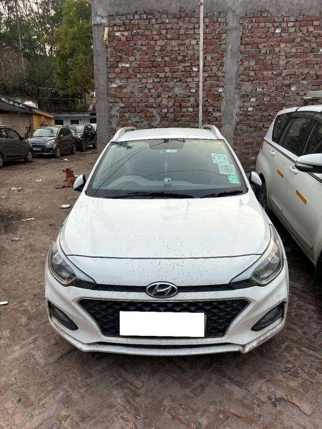 https://images10.gaadi.com/usedcar_image/4393066/original/9ea48fd5a60d4f6c741f0abc85004dab.jpg?imwidth=6400