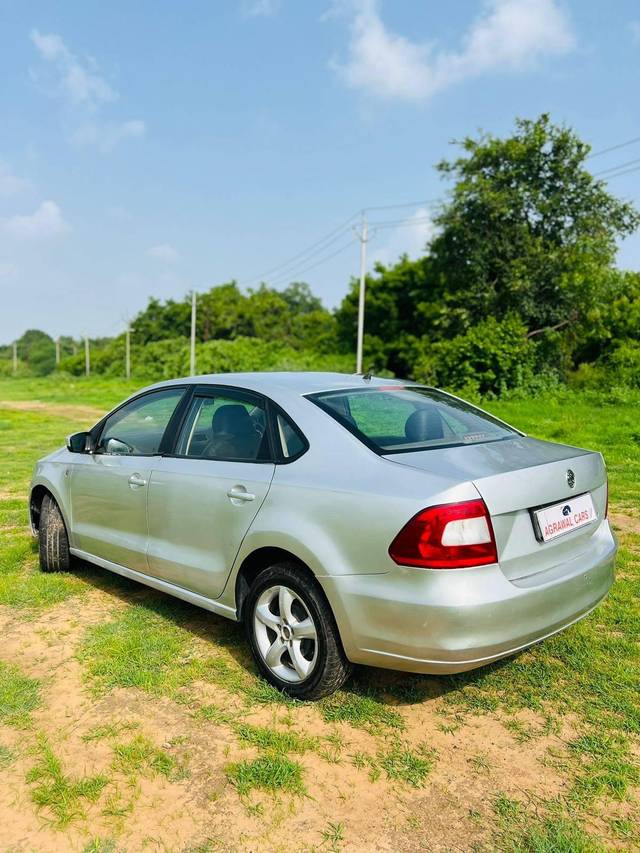 https://images10.gaadi.com/usedcar_image/4393133/original/processed_07c74120dc5fd12c178777835c3f64d6.jpeg?imwidth=6402